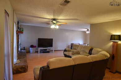 1304 Hunt St, Wichita Falls, TX 76302 - photo 3