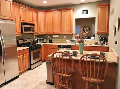 Beautiful Kitchen w/ Island
