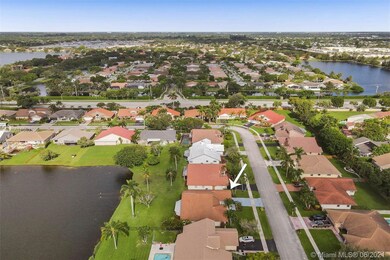 9850 N Oak Knoll Cir, Davie, FL 33324 - photo 2