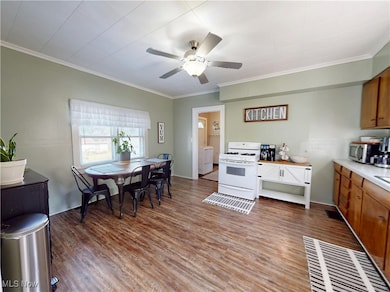 129 S Cedar St, Geneva, OH 44041 - photo 2