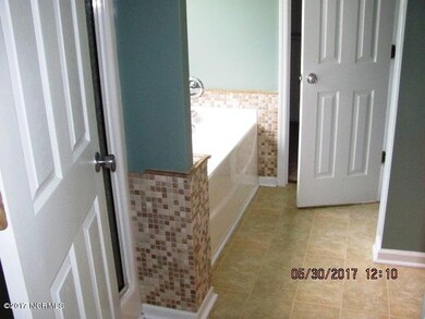 412 N Wilmington Master Bathroom