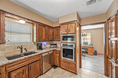 1000 Cherry Ct, Hurst, TX 76053 - photo 3