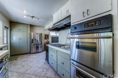 Gorgeous Stainless steel dual ovens, refaced cabin