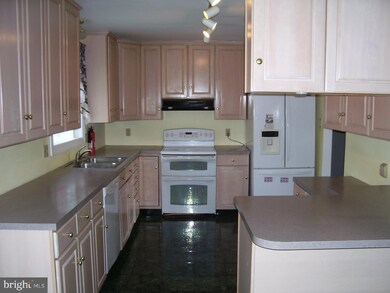 1099 Edgewood Dr, Pottstown, PA 19464 - photo 6