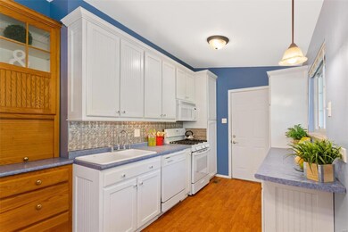 Matching white appliances, brand new stove (2020) 