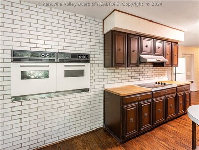 LARGE KITCHEN