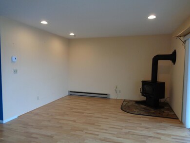 LR w/laminate floors