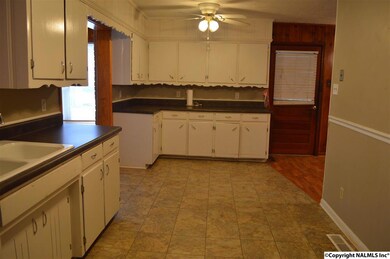 Lots of cabinets in the kitchen!