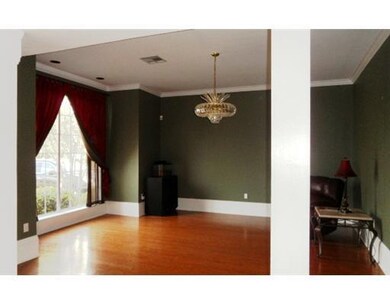 Dining Room. Elegant & welcoming!! Swing style doo