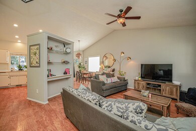 922 Hopkins Rd, Central Point, OR 97502 - photo 3