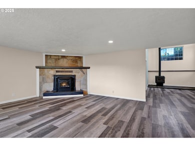 947 S R St, Cottage Grove, OR 97424 - photo 3