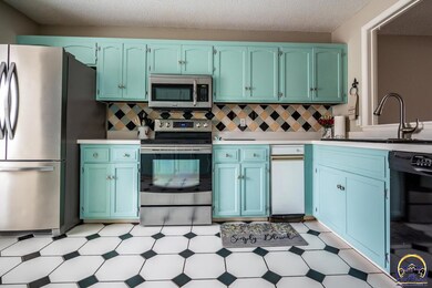 98 SW Pepper Tree Ln, Topeka, KS 66611 - photo 6