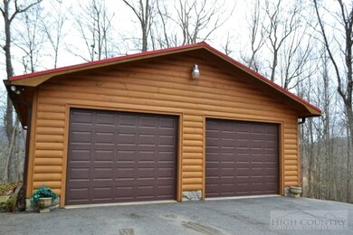 Garage/Carport