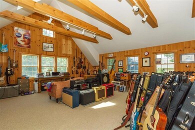 Enormous room over the 26' x 26'...
