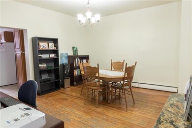 Large dining room freshly painted, cozy for the wh