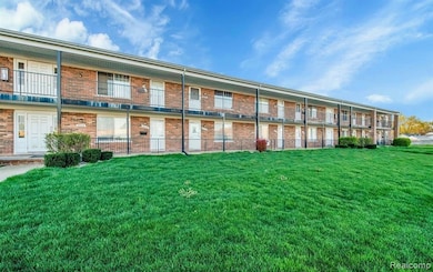 21121 Hayes Ave unit 15, Eastpointe, MI 48021 - photo 2