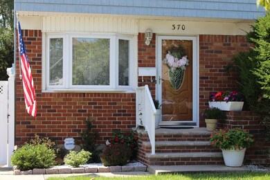 370 Chesterton Ave, Staten Island, NY 10306 - photo 2