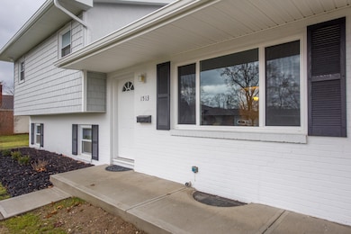 1513 Fahlander Dr N, Columbus, OH 43229 - photo 2