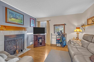 39 Hampshire Dr, Plainsboro, NJ 08536 - photo 4