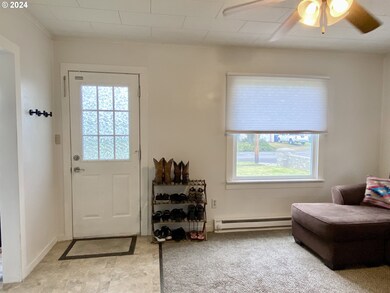 Living Room/Entrance
