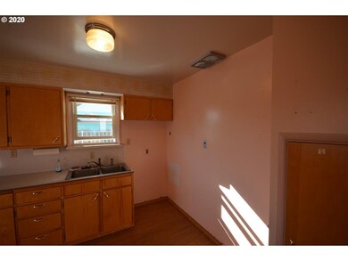310 W 16th St, the Dalles, OR 97058 - photo 7