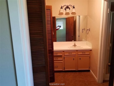 1220 S Ridgefield Cir, College Station, TX 77840 - photo 4