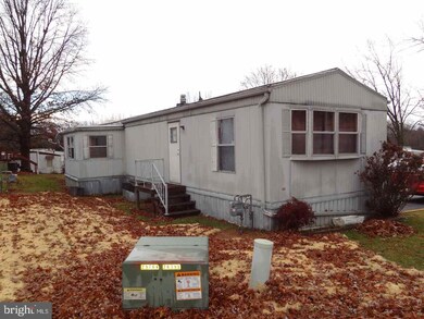 907 Kelly Dr, Mount Wolf, PA 17347 - photo 2