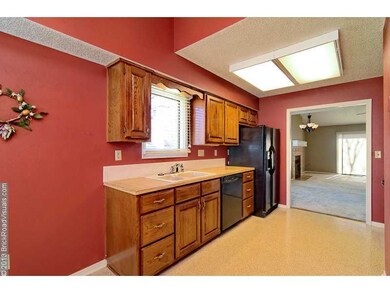 Kitchen. Clean and tidy kitchen w/ updated colors.