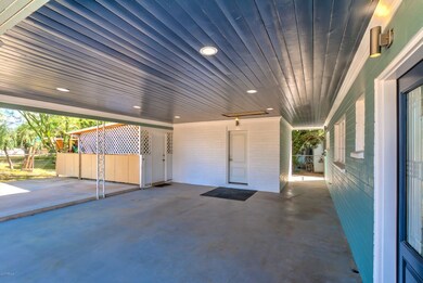 658 W 1st St-4