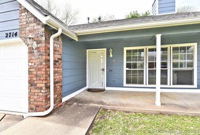 Covered front porch!
