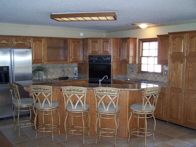 ISLAND WITH BREAKFAST BAR / GRANITE TOPS