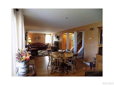 Living Room Living Room / Dining Room Combo is 33x