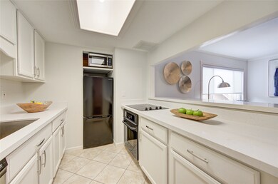 Quartz countertop, stainless steel appliances, eng