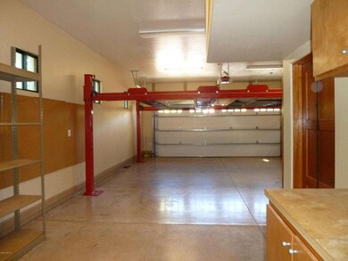 Detached Garage with Lifts