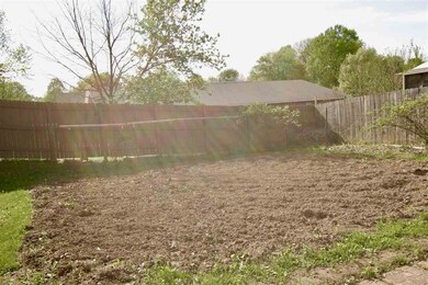 Plant all kinds of vegetables in the large garden 
