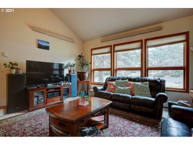 2913 NE Lotno Dr, Bend, OR 97701 - photo 4