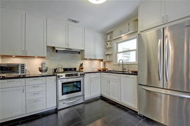 Kitchen with appliances with stainless steel fini