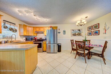 kitchen & dining area (2)