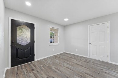 910 Royal Crest Dr, Mesquite, TX 75149 - photo 4