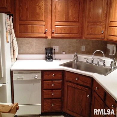 2010 W 34th St, Davenport, IA 52806 - photo 5