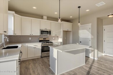 05-Kitchen & Walk-in Pantry
