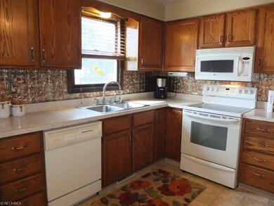 Fully applianced eat-in kitchen with pantry.