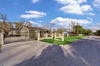 2206 Ellington St, Houston, TX 77088 - photo 4