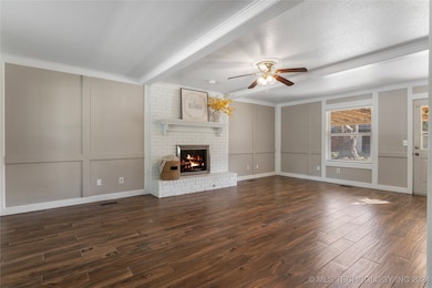 Large Great Room w/Beams, Wall Molding, Fireplace,