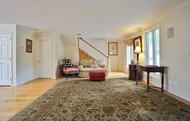 (4) Living Room