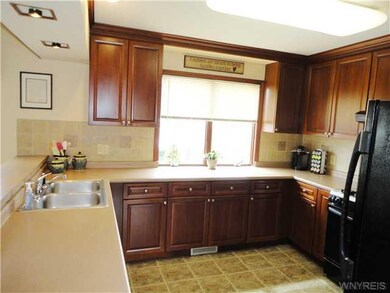 Kitchen 10 Village View, Lancaster, NY - kitchen