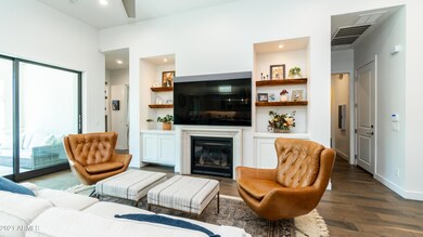 3913 E Crittenden Ln-7