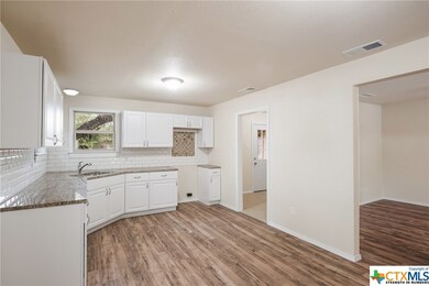 712 E Weinert St, Seguin, TX 78155 - photo 7