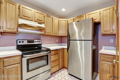 Kitchen w/updated appliances