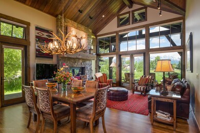 Great Roon wi wood fireplace